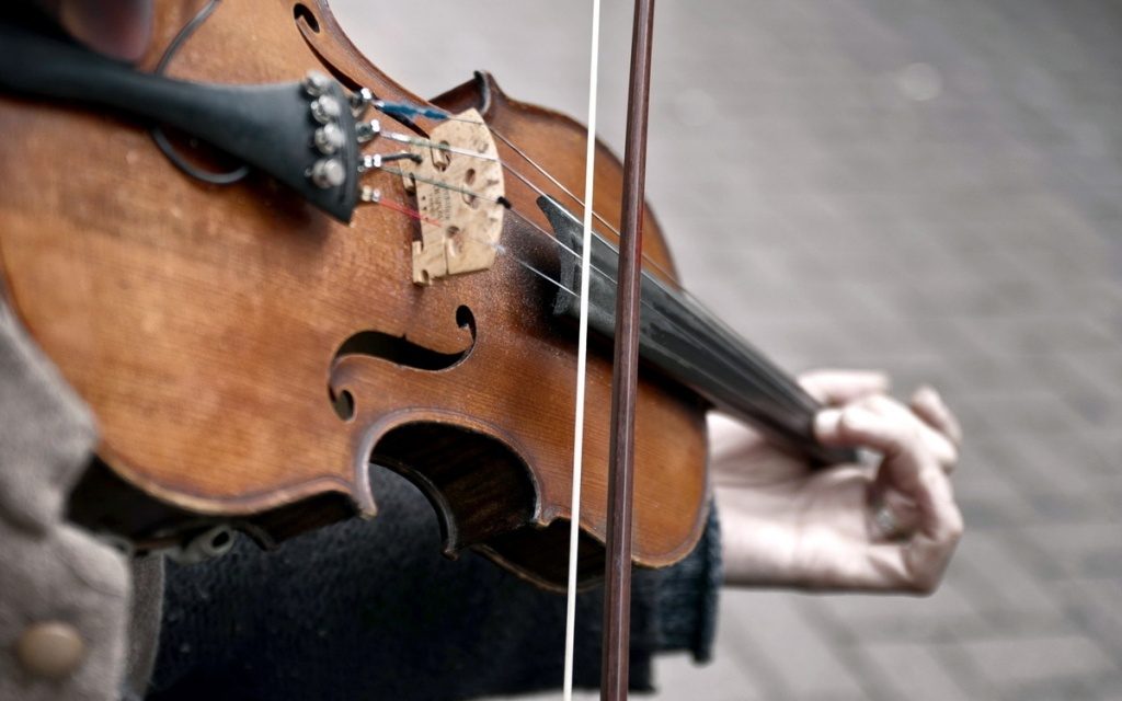 У центрі Львова невідомий прострелив ногу 20-річній дівчині, яка грала на скрипці.