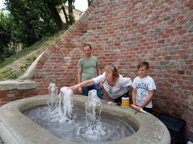 У Львові виконали тестовий запуск фонтану в криниці на вулиці Коперника