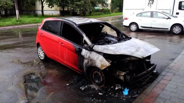 У Львові невідомий підпалив авто. Фото: "Варта 1"