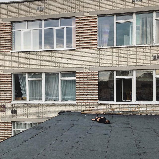 На даху школи у Червонограді помітили непритомного хлопця. Фото Ехо Червонограда