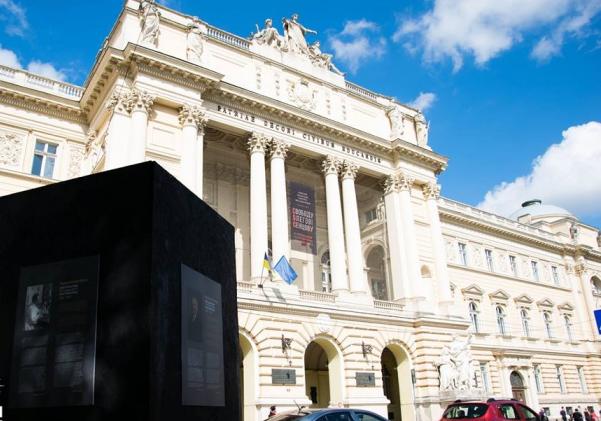 У Львові вкрали чорний куб, який маркував місце Голокосту. Фото "Територія терору"