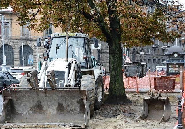На проспекті Свободи у Львові висадять нові дерева. Фото: ЛМР