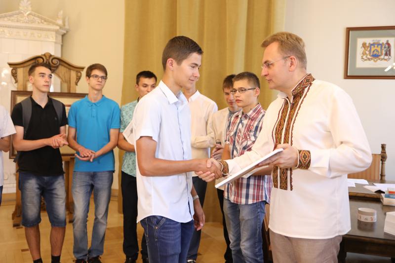У Львові нагородили 17 учнів-випускників.