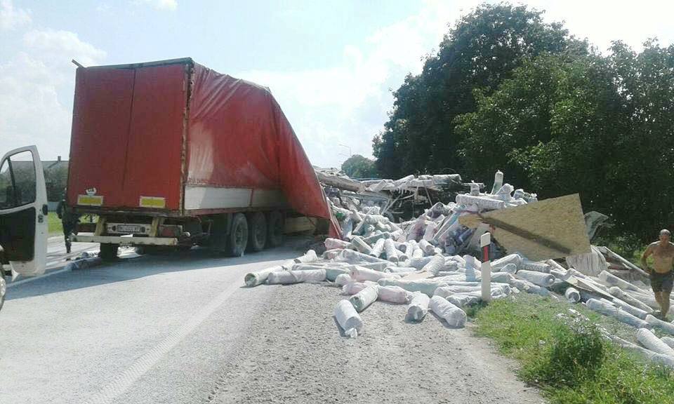 На Львівщині зіткнулися дві вантажівки.