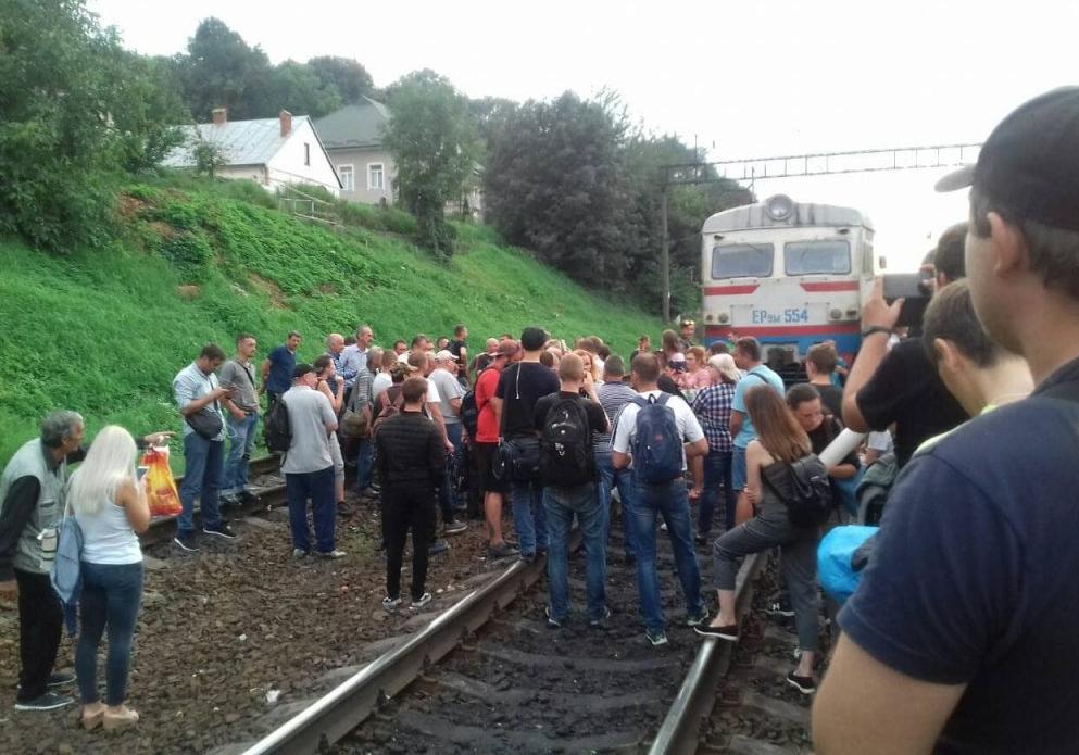 У Львові люди перекрили залізничну колію
