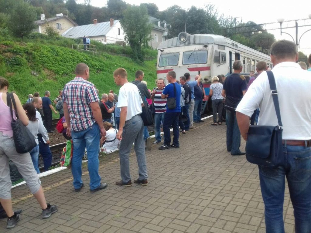 Пасажирів, які заблокували рух потягів у Львові, вивезли на додатковій електричці. Фото "Варти-1".