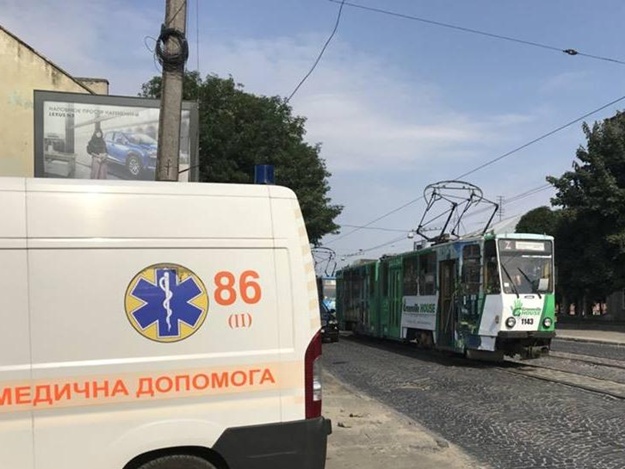 У львівському трамваї травмувалася пенсіонерка.