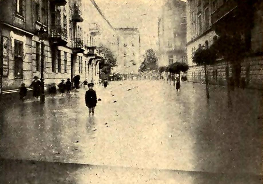 Старі фотографії: як виглядав затоплений Львів 100 років тому. Фото: Гриць Совків.