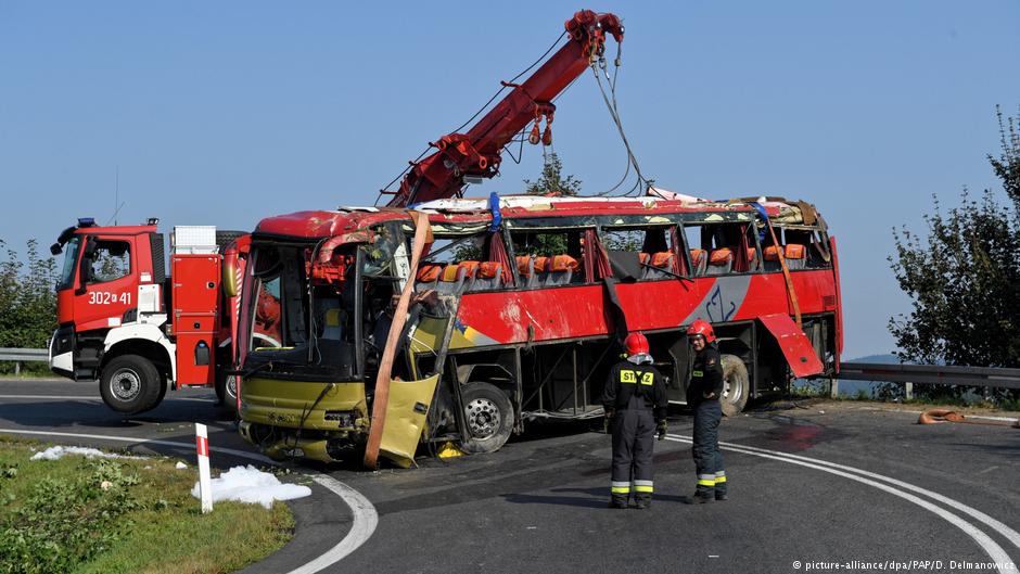 Автобус, що віз українських туристів, перекинувся у Польщі між містами Перемишль і Санок