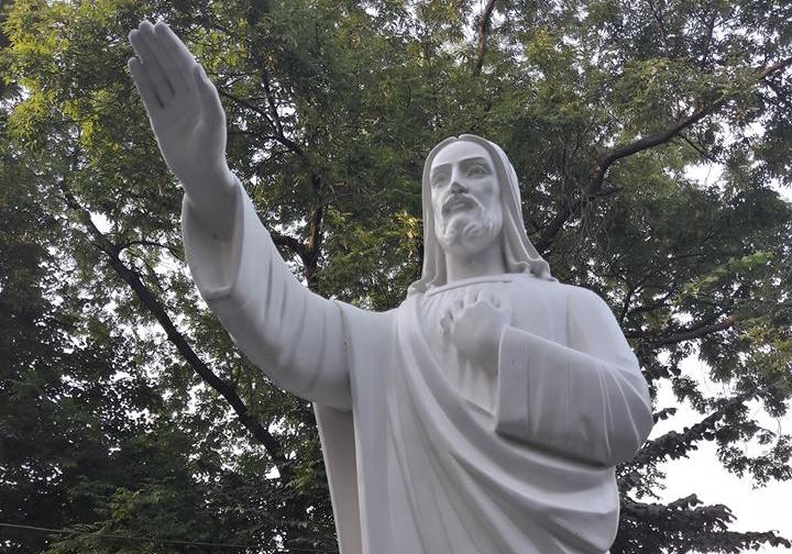 На Високому Замку у Львові встановили статую Ісуса Христа. Фото Vasyl Rasevych.