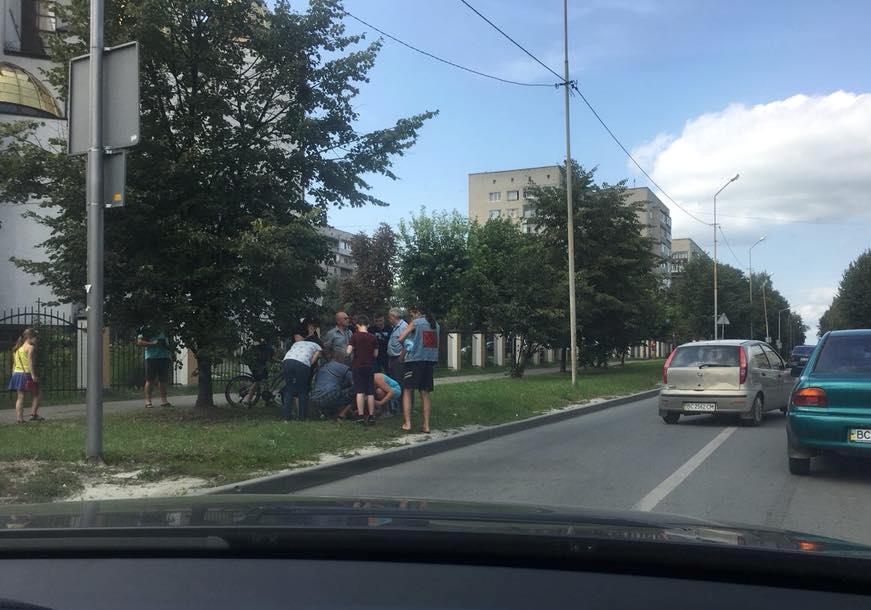 На вулиці Петлюри у Львові автомобіль збив дитину. Фото "Варта-1".