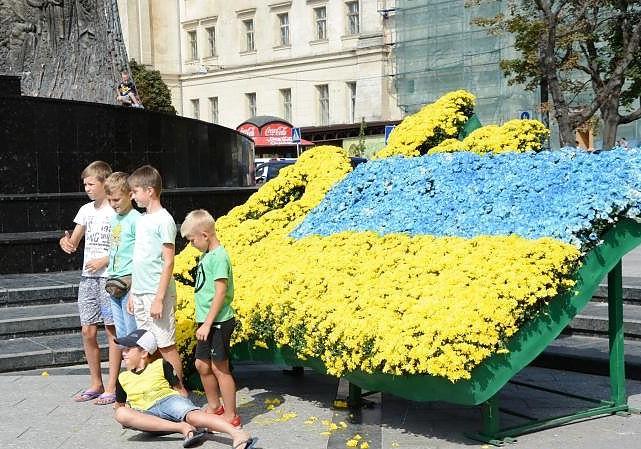 Перед пам’ятником Тарасові Шевченкові у Львові створили прапор та тризуб із квітів