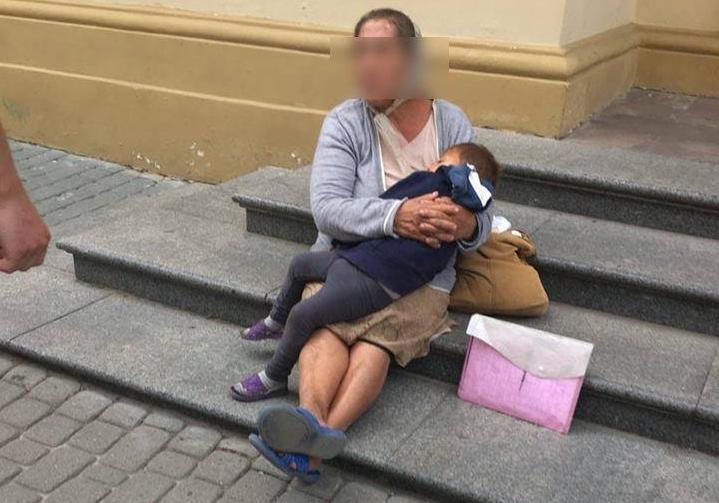 У Львові жінка жебракувала з непритомною дитиною.