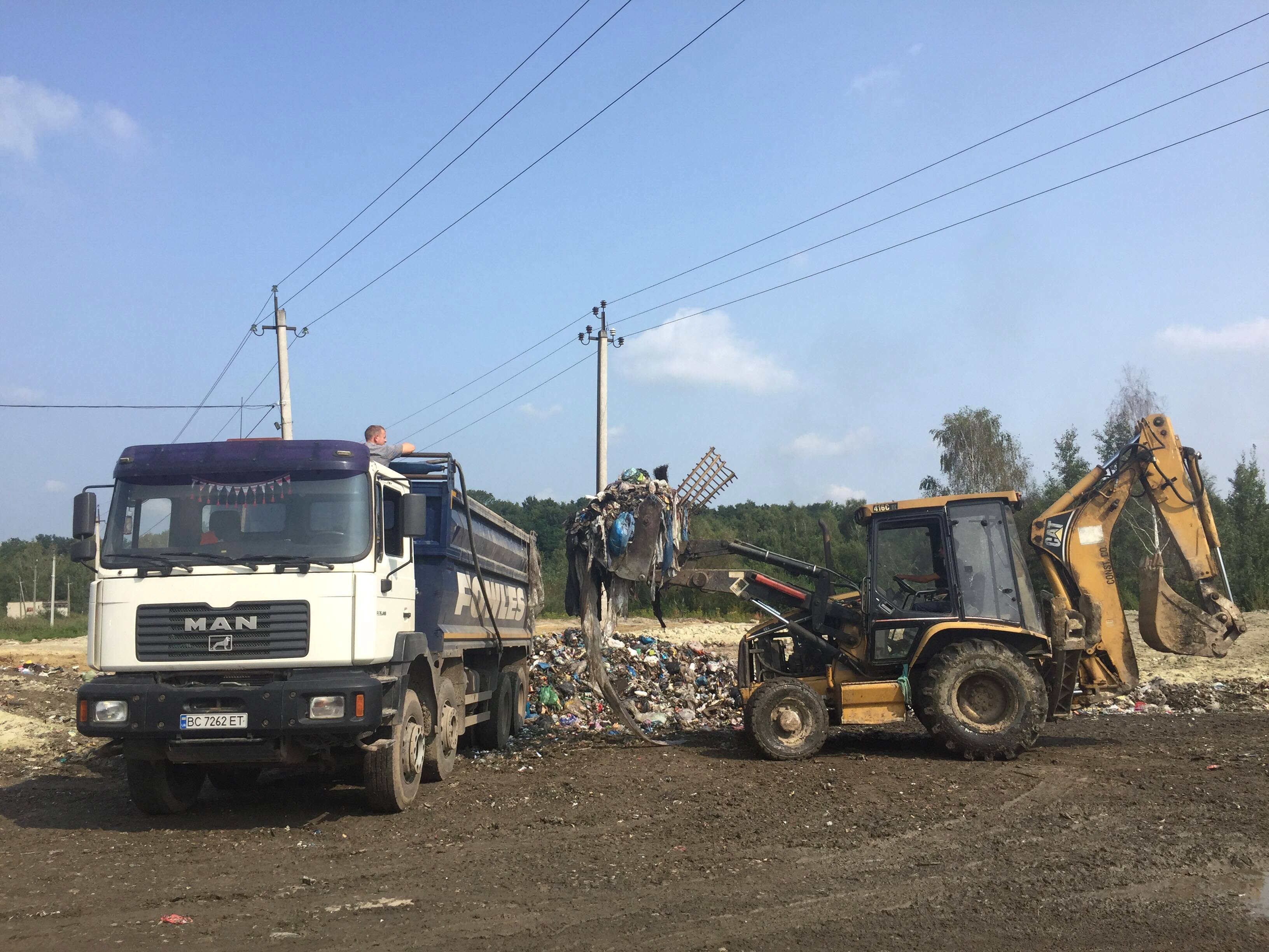 «Аве Львів» очищує сміттєзвалище на вулиці Північній. 