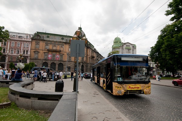 На тролейбусній зупинці у центрі Львова померла жінка