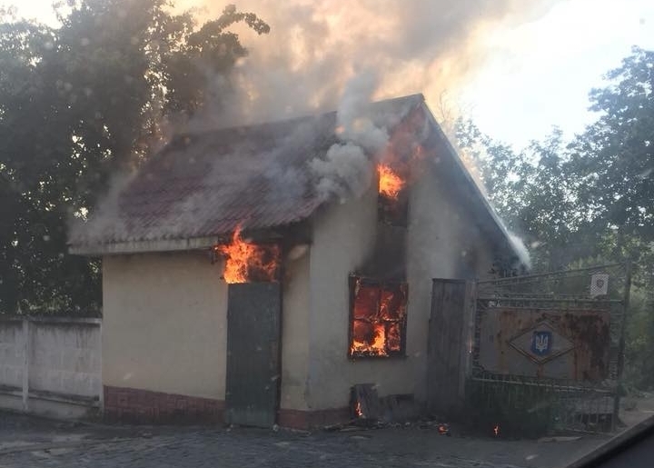 У Львові загорілося приміщення колишньої військової частини. Фото "Варта-1"