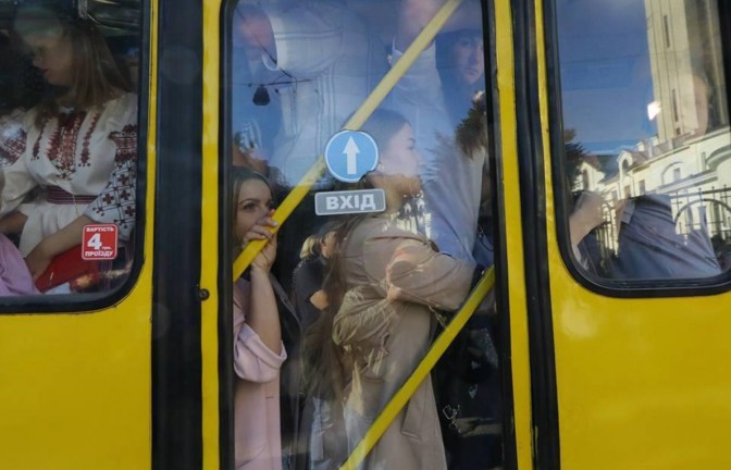 Начальник патрульної поліції Львівщини зупинив забиту пасажирами маршрутку, яка гналася по зустрічній. Фото Дем'яна Данилюка