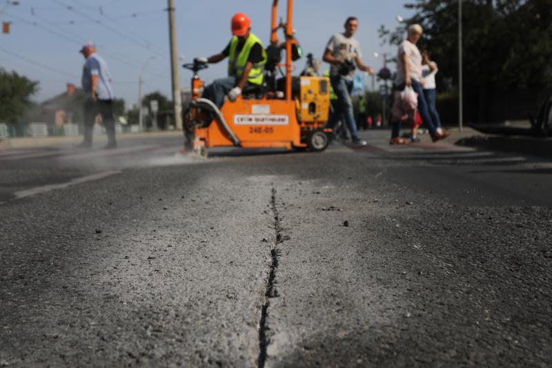 У Львові ремонтують дорогу за новими технологіями.