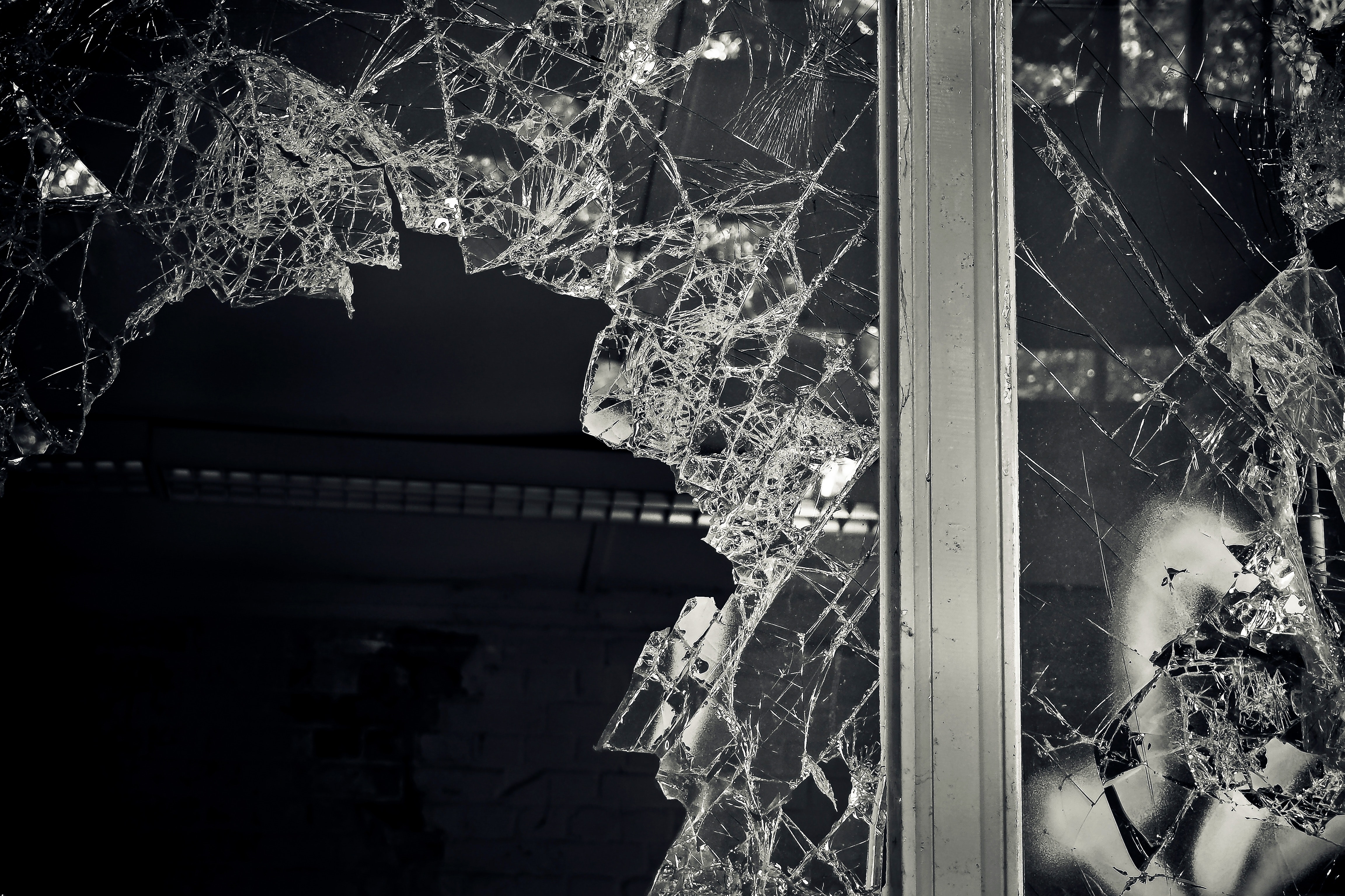 У Львові двоє іноземців розбили вікно у Ратуші.