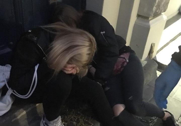 На вулиці Сербській у Львові виявили двох п'яних неповнолітніх дівчат, які лежали у рвотних масах без свідомості 