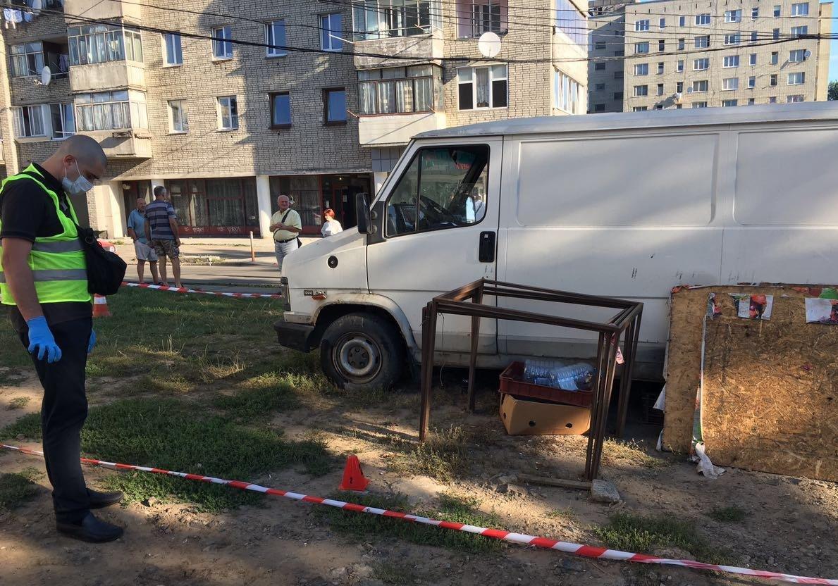 У мікроавтобусі на вулиці Володимира Великого у Львові виявили труп 