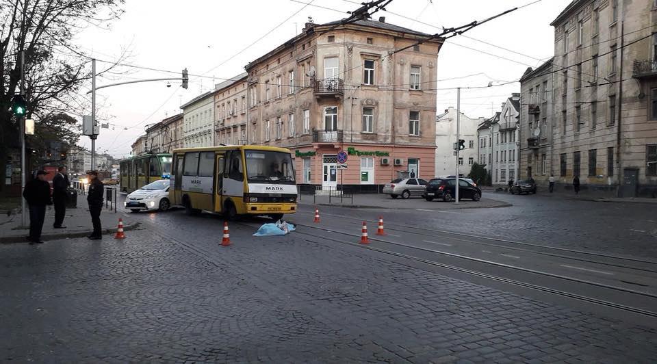 На вулиці Городоцькій у Львові маршрутка на смерть збила жінку. 