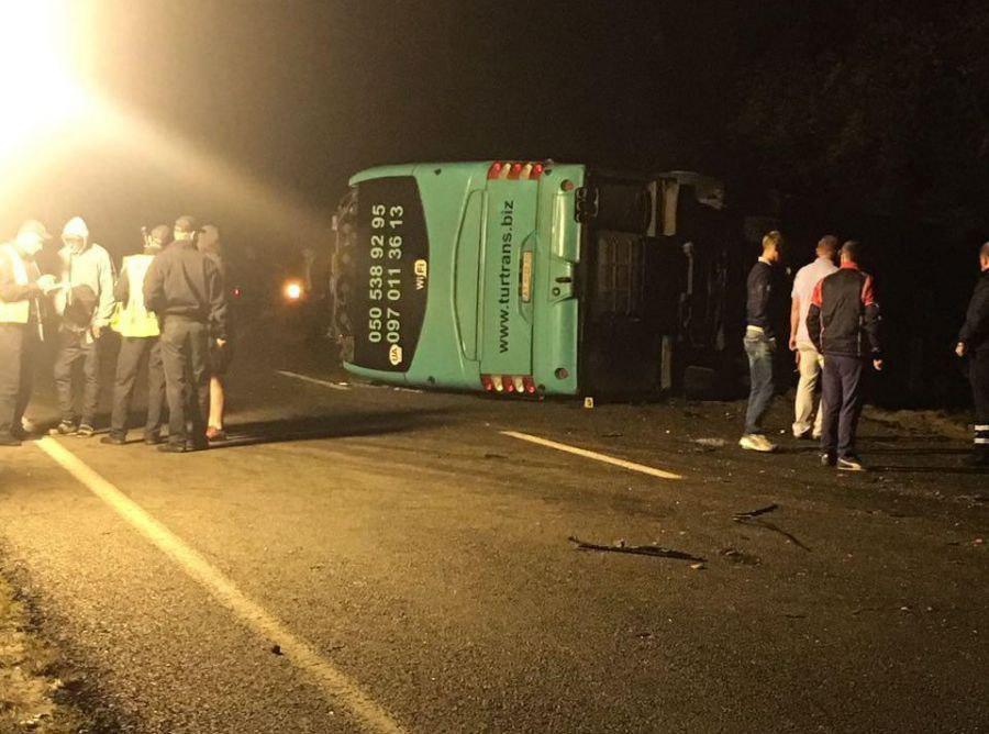 Новина - Події - Смертельна ДТП на Львівщині: рейсовий автобус зіткнувся з автомобілем і перекинувся