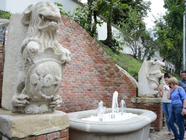 У Львові розкрадають каміння з фонтану "Криниця з левами"