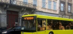 Де їх чекати: у Львові на маршрути виїхали великі білоруські автобуси