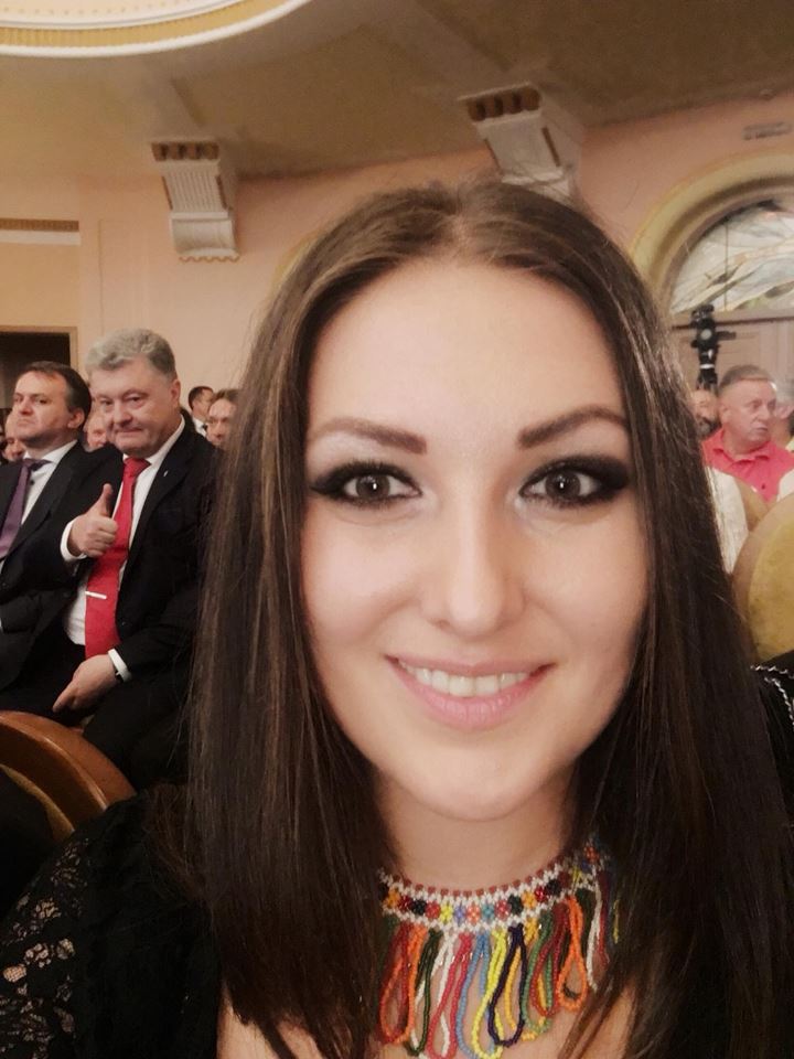Співачка Софія Федина у Львівській опері теж сфоткалась із Порошенком. 