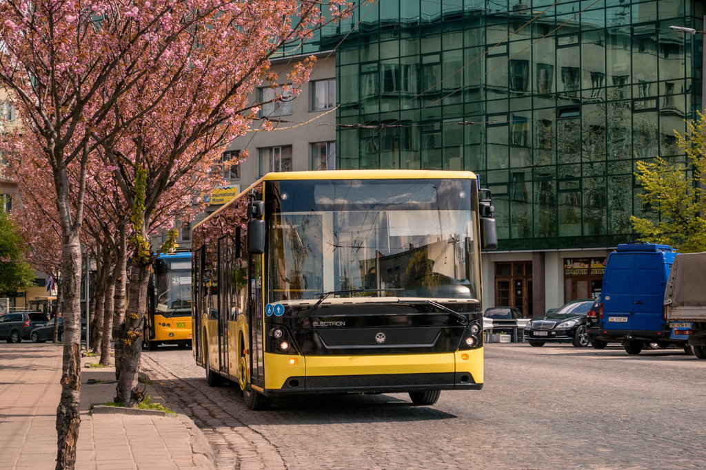 Львів’яни будуть заходити в автобуси №2 через передні двері