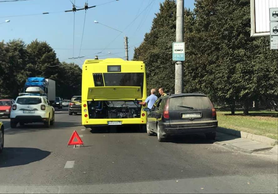 Новина - Транспорт та інфраструктура - Потішили: що насправді сталося з новим білоруським автобусом серед дороги у Львові