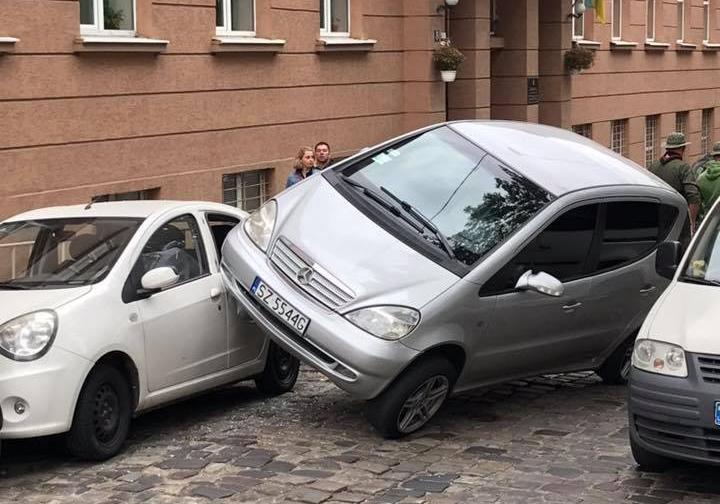 Новина - Події - Не намагайся повторити: неуважна водійка оригінально припаркувала свій "Мерседес" у Львові