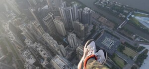 Відео — страшно глянути: малі руфери видерлись на дах львівської багатоповерхівки