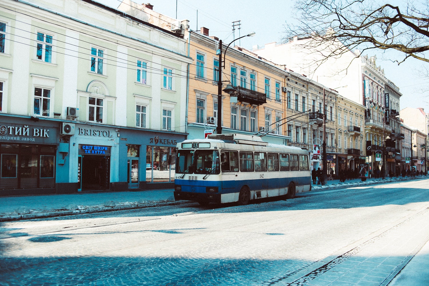 На львівськомутролейбусі №13 розмістили оригінальну рекламу. Фото Дари Корній. 