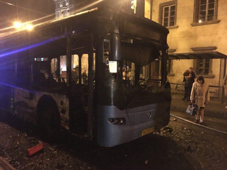 Новина - Події - Відео: рятувальники гасять пасажирський автобус у центрі Львова