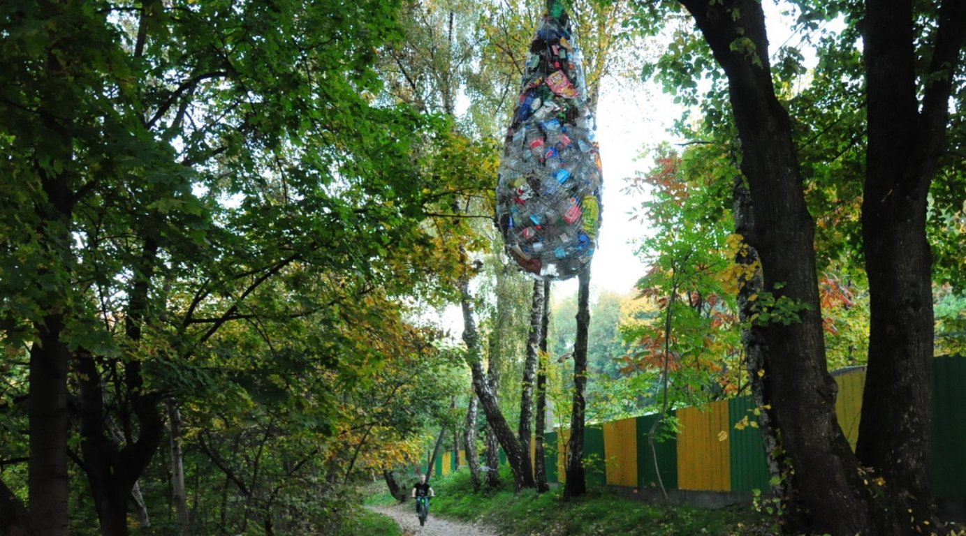 У парку «Знесіння» створили скульптуру зі сміття