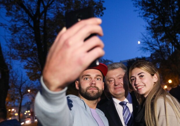 Петро Порошенко показав селфі зі своєї вечірньої прогулянки центром Львова. 