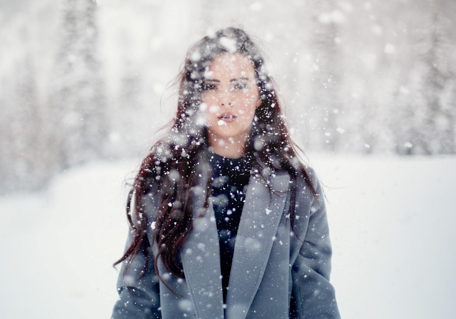 Снег падал хлопьями приятно касался лица. Зимний портрет. Девушка зима снег. Девушка в снегу. Фотосессия на снегу.