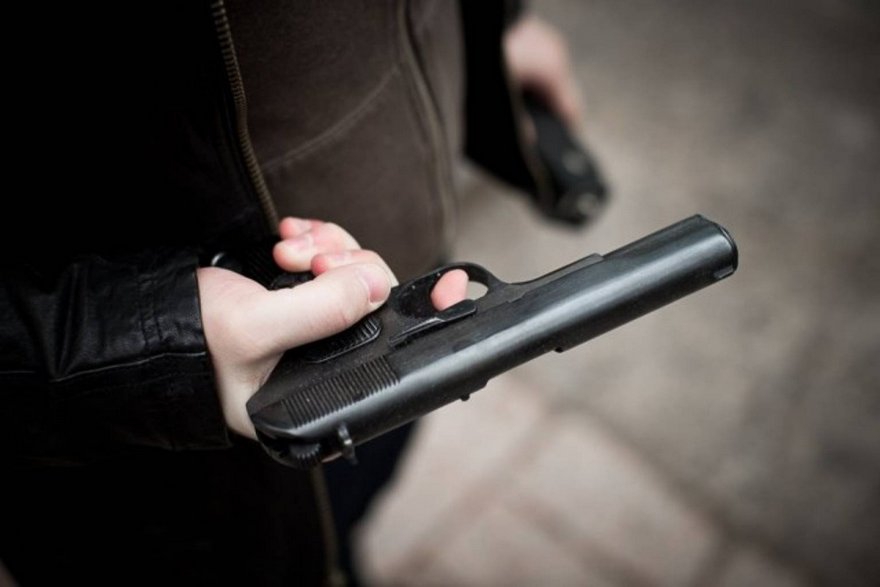 У Львові п'яний чоловік погрожував пістолетом перехожому