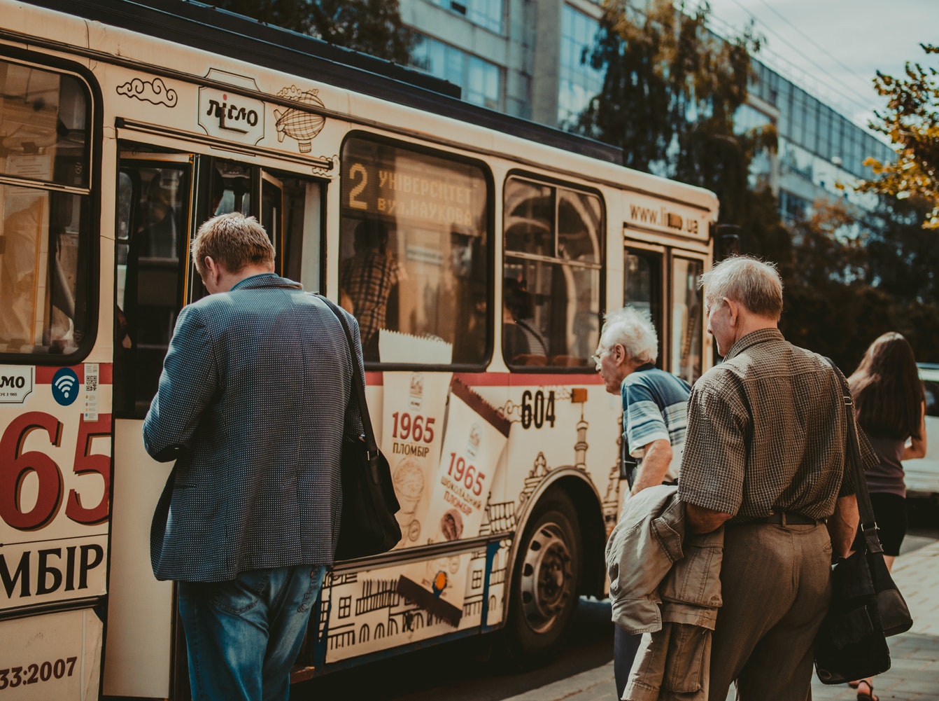  З тролейбусу у Львові випала пасажирка.