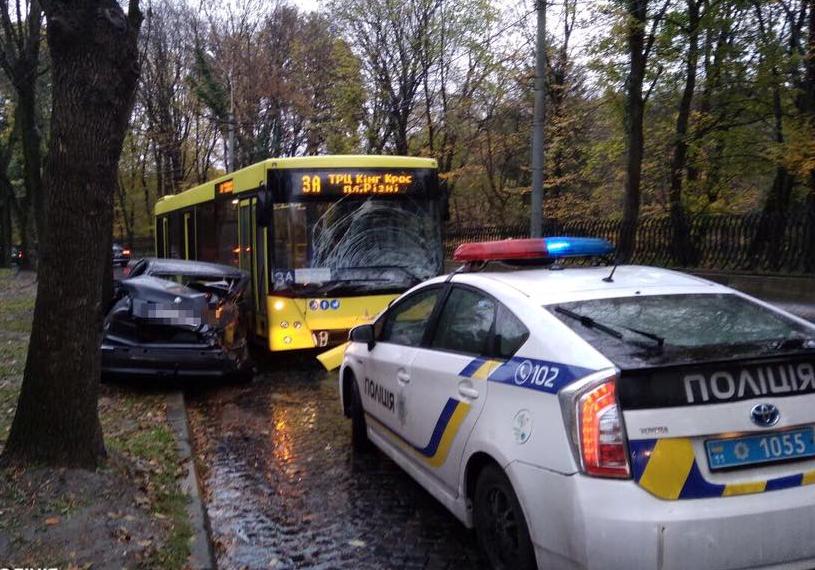 Поліція Львова розшукала водія, який скоїв ДТП з автобусом