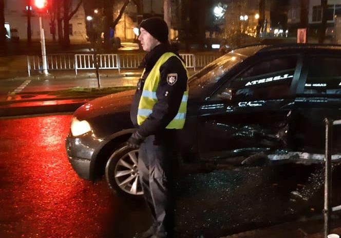У центрі Львова Lexus зіткнувся з BMW 