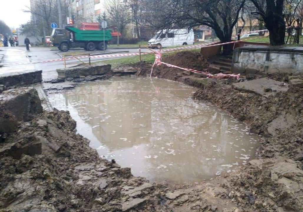 На Науковій у Львові з'явилася небезпечна яма 