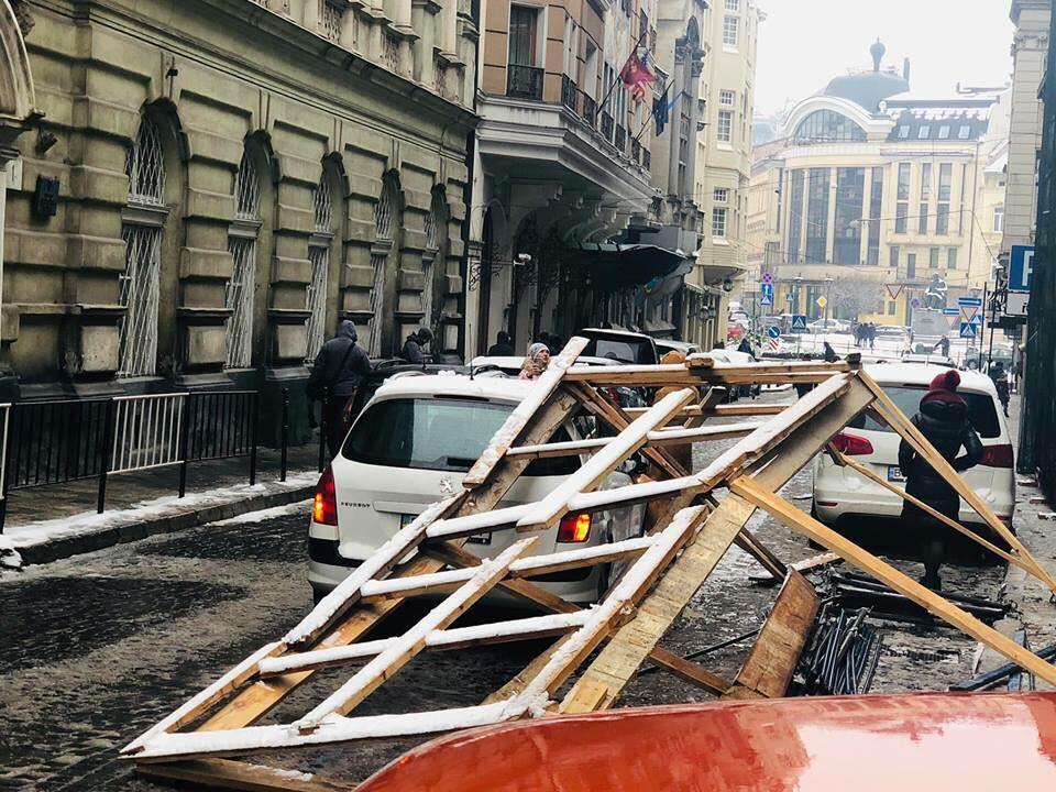 У центрі Львова обвалилося риштування