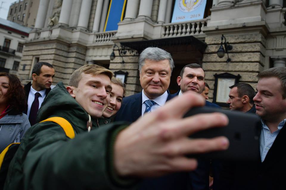Петро Порошенко показав фото прогулянки Львовом
