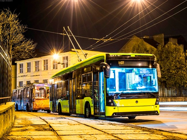 На вулиці Чорновола у Львові почала діяти виділена смуга для громадського транспорту.