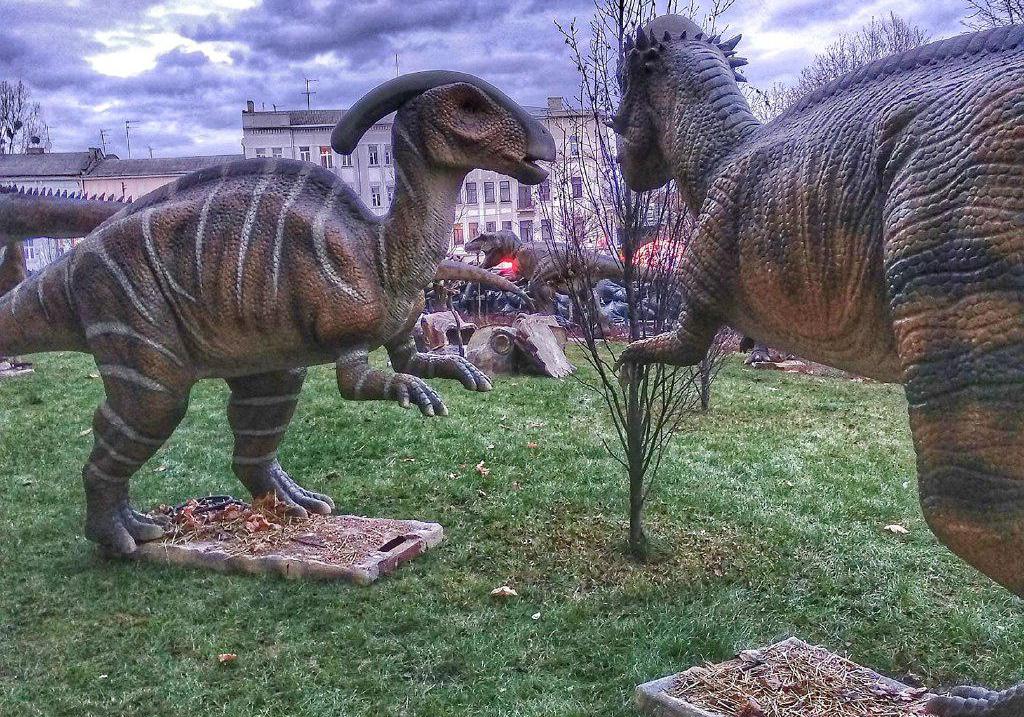 На вулиці Під Дубом у Львові оселилися динозаври.  Фото Віталій Луць.
