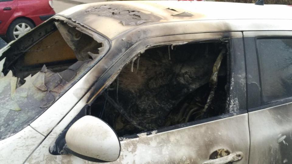 На Науковій у Львові невідомі підпалили автомобіль