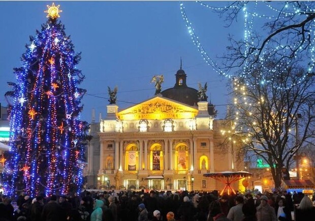 Якими були новорічні ялинки у Львові в різні роки 